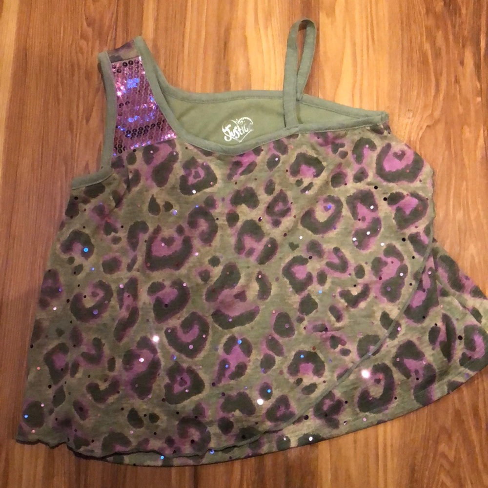 Super cute little dressy tank top.